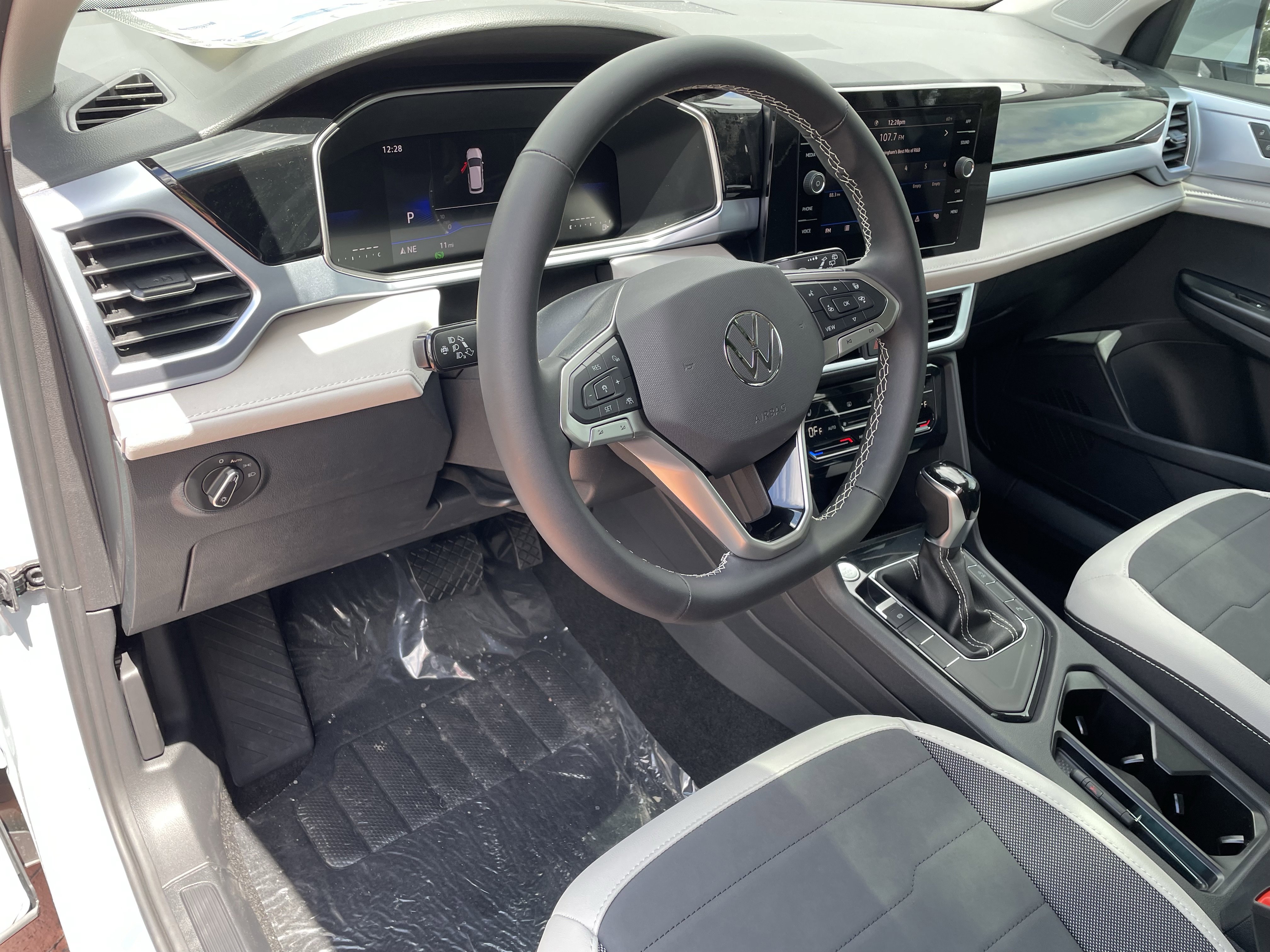 New 2026 Volkswagen Taos SE FWD image 16