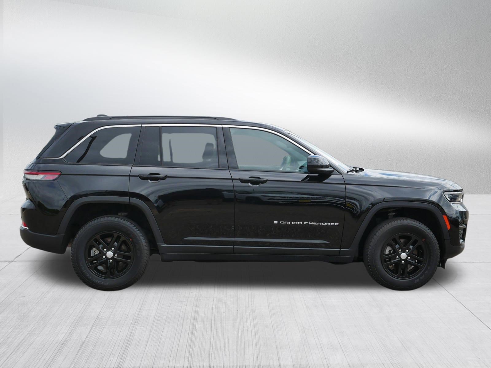 Used 2024 Jeep Grand Cherokee Laredo w/ Luxury Tech Group I AWD/4WD image 8