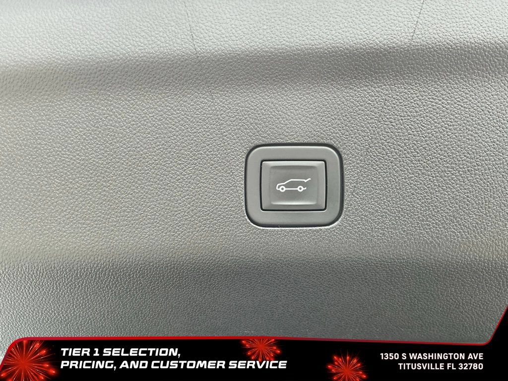Used 2025 Chevrolet Suburban Premier RWD image 21