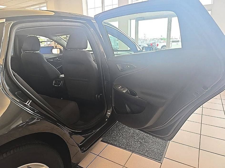 Used 2017 Chevrolet Malibu LT FWD image 29