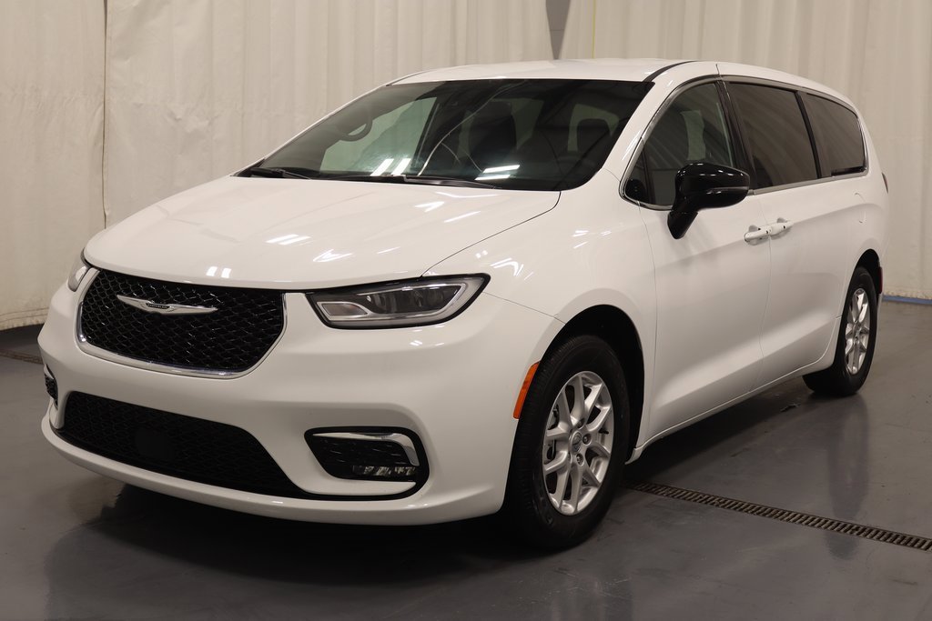 Used 2025 Chrysler Pacifica Select image 6