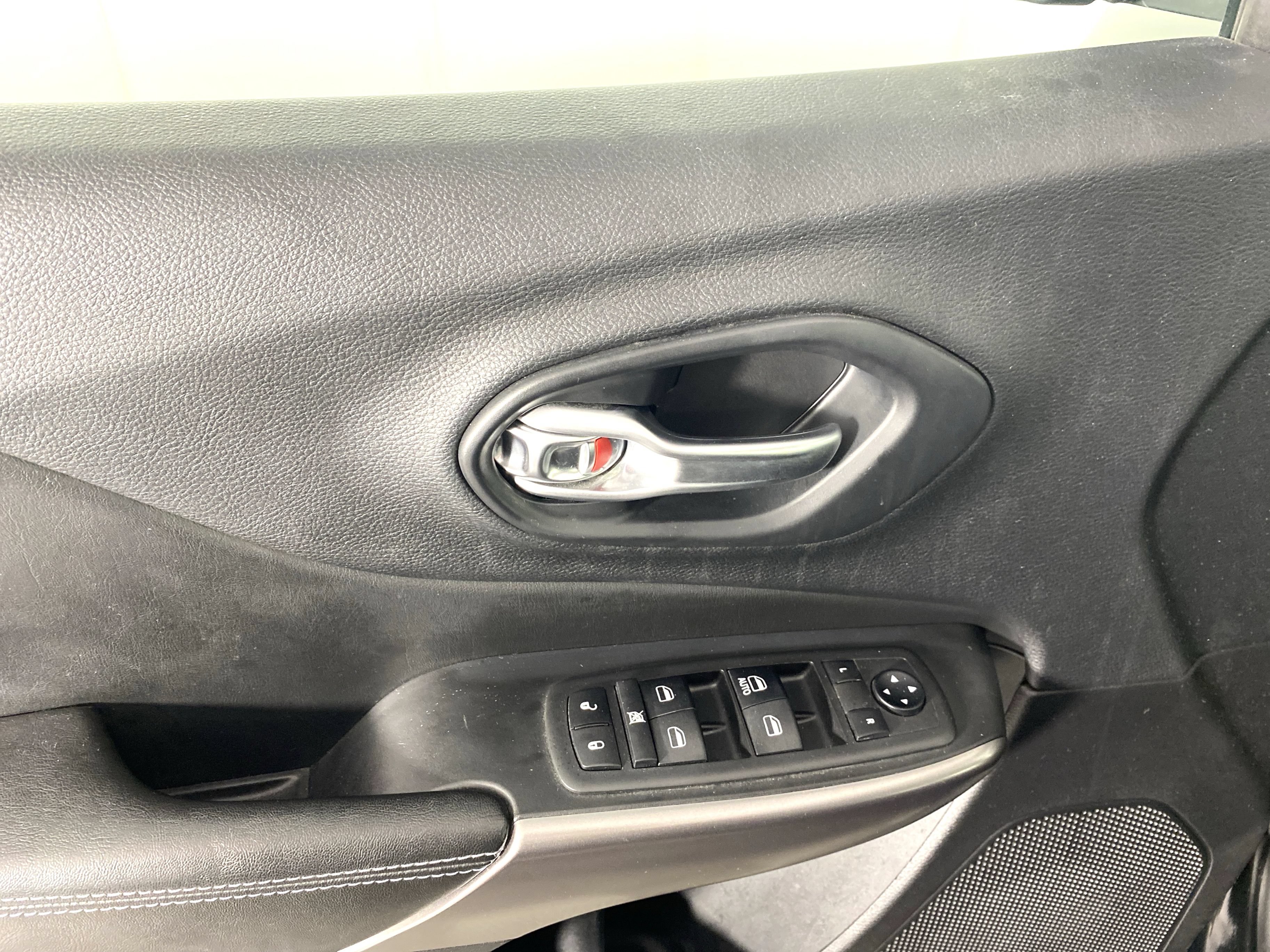 Used 2019 Jeep Cherokee Latitude w/ Popular Appearance Group AWD/4WD image 13