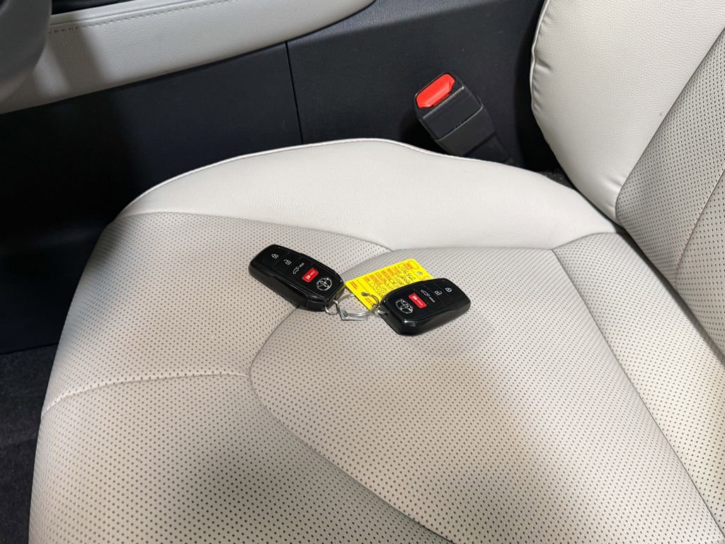 Used 2024 Toyota Grand Highlander AWD image 20