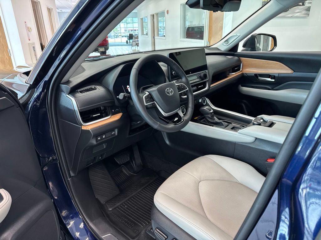Used 2026 Toyota Grand Highlander AWD image 2