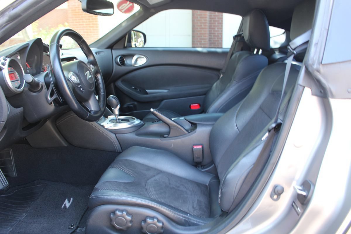 Used 2010 Nissan 370Z Touring w/ Sport Pkg RWD image 5