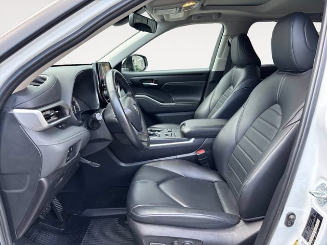 Used 2024 Toyota Highlander XLE AWD/4WD image 9