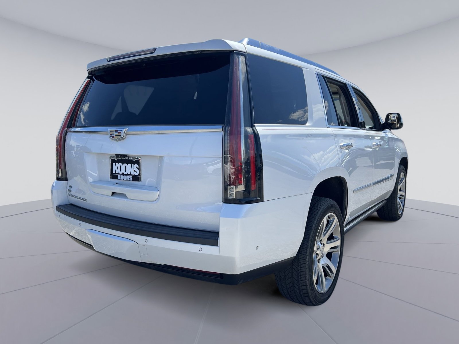 Used 2018 Cadillac Escalade Premium Luxury RWD image 16