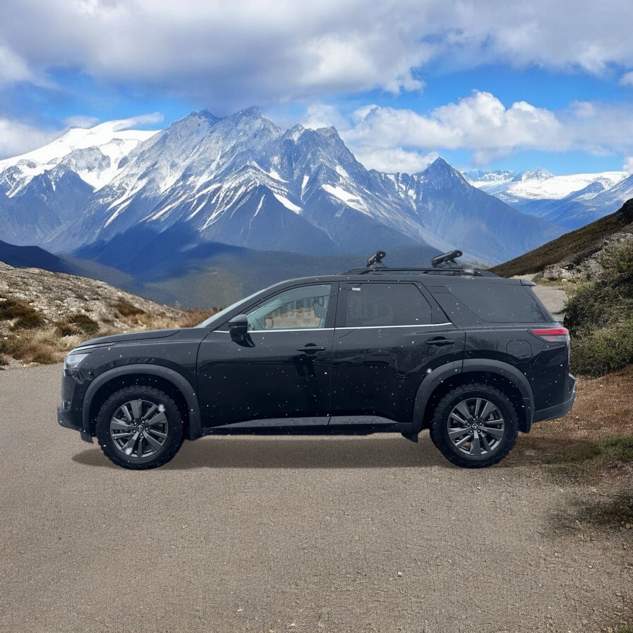 Used 2022 Nissan Pathfinder SV image 2