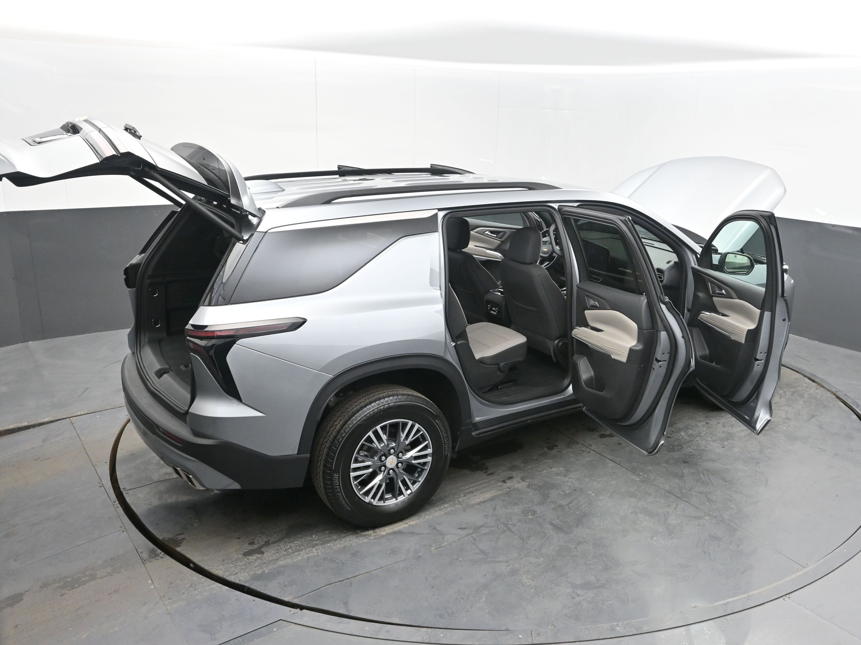 Used 2025 Chevrolet Traverse LT image 45