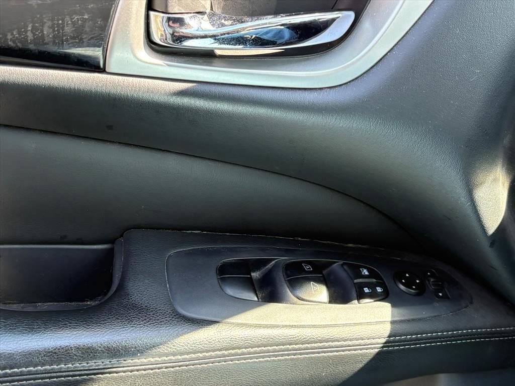 Used 2019 Nissan Pathfinder SV image 12