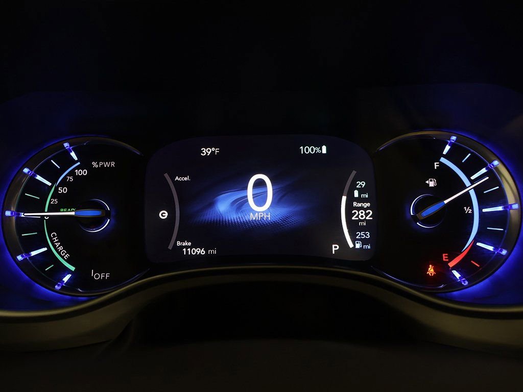 Used 2023 Chrysler Pacifica Limited w/ Uconnect Theater Family Group image 44