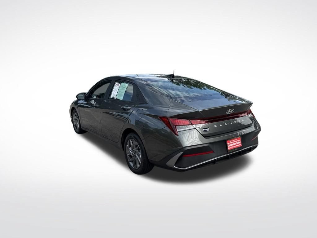 Used 2024 Hyundai Elantra SEL FWD image 3