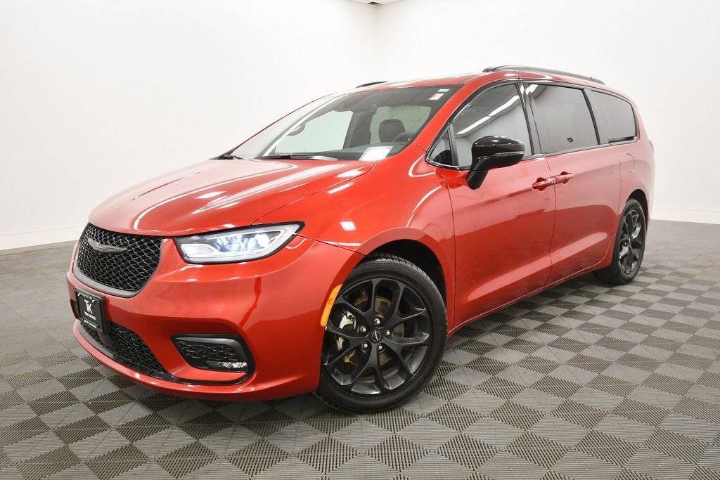 Used 2025 Chrysler Pacifica Limited image 2