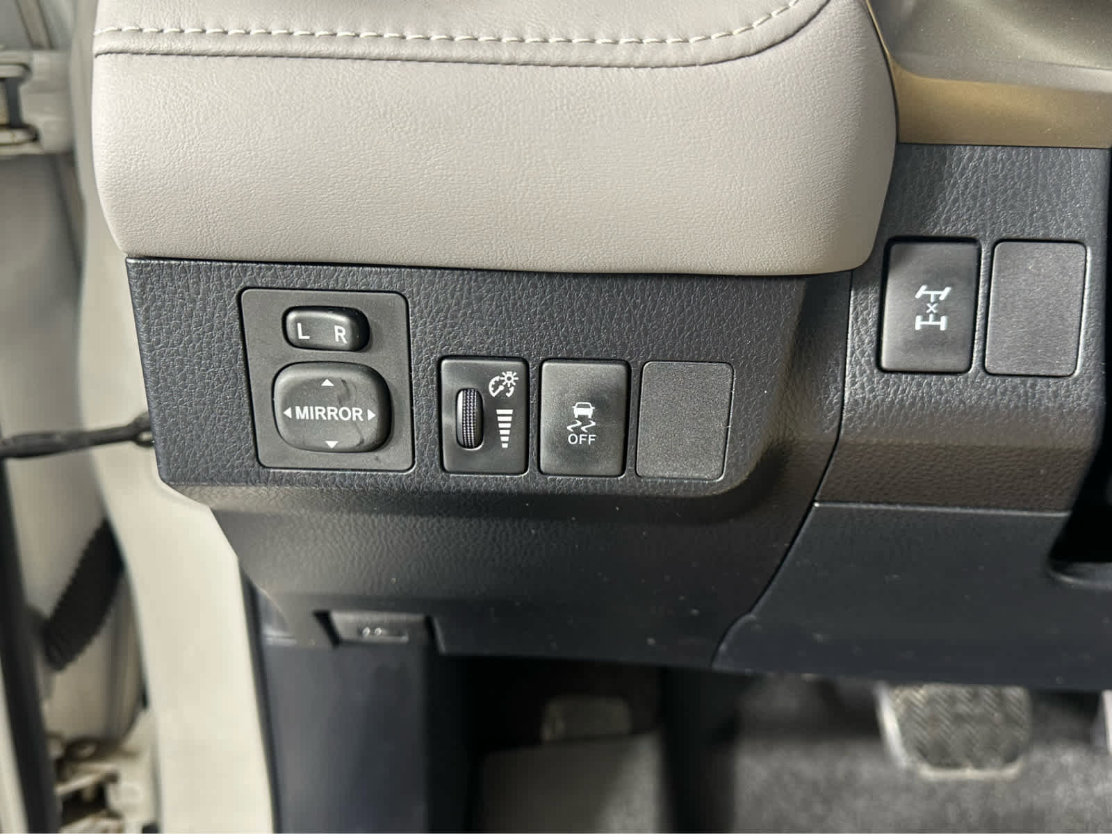 Used 2013 Toyota RAV4 XLE image 18