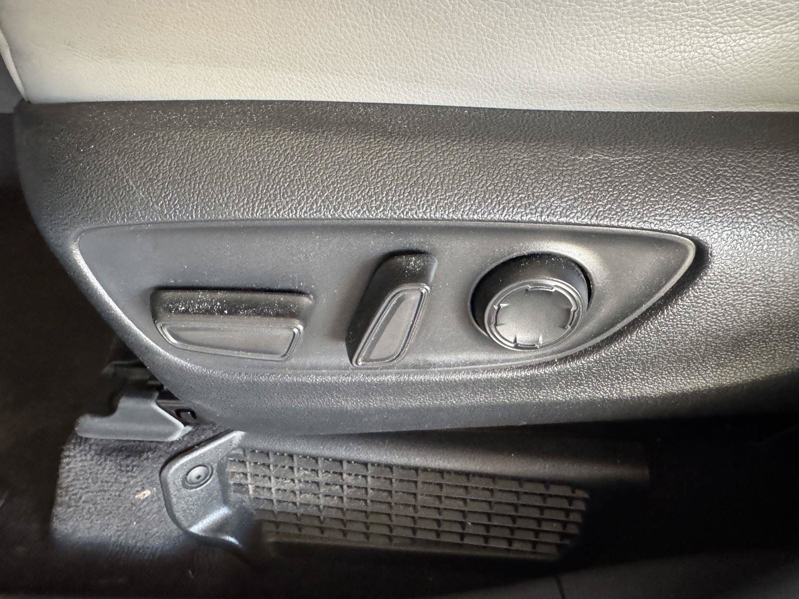 Used 2024 Toyota Sienna XLE FWD image 27