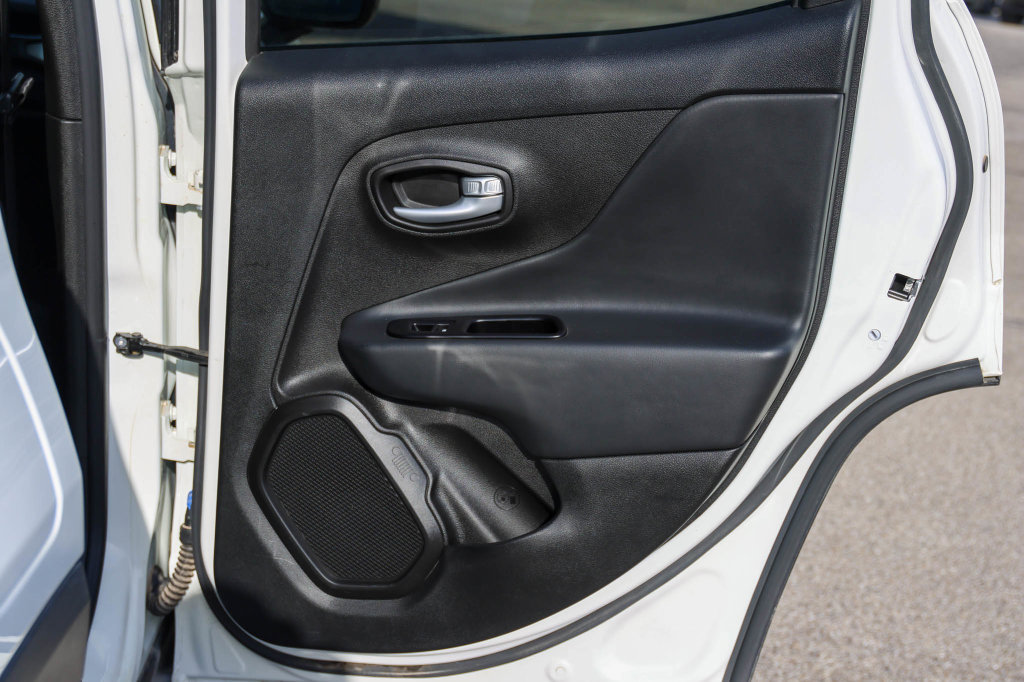 Used 2023 Jeep Renegade Latitude AWD/4WD image 16