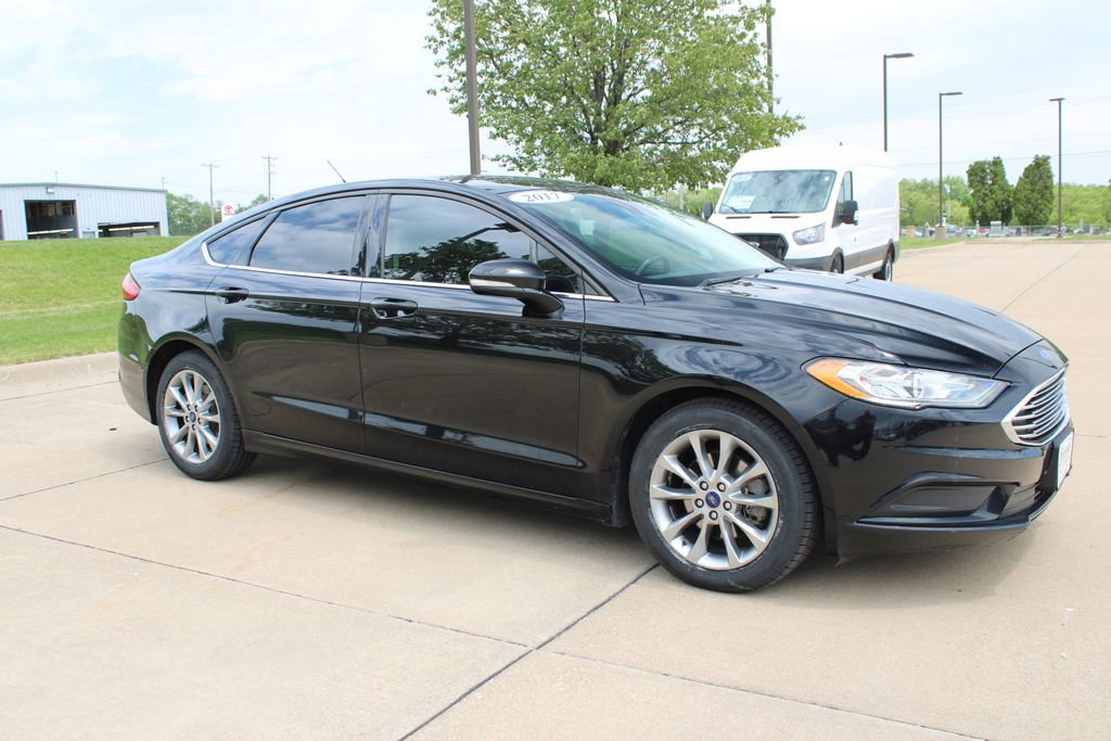 Used 2017 Ford Fusion SE FWD image 3