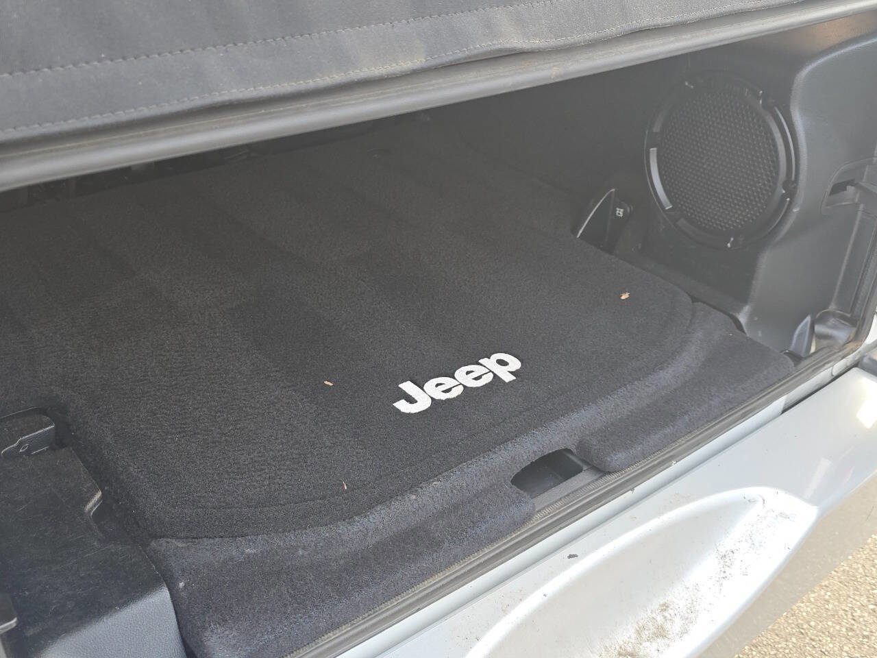 Used 2014 Jeep Wrangler Unlimited Sahara w/ Connectivity Group image 18