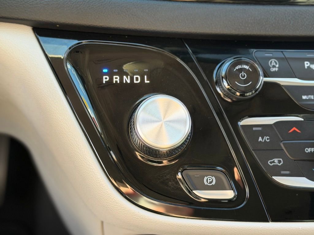 Used 2024 Chrysler Pacifica Touring-L FWD image 18