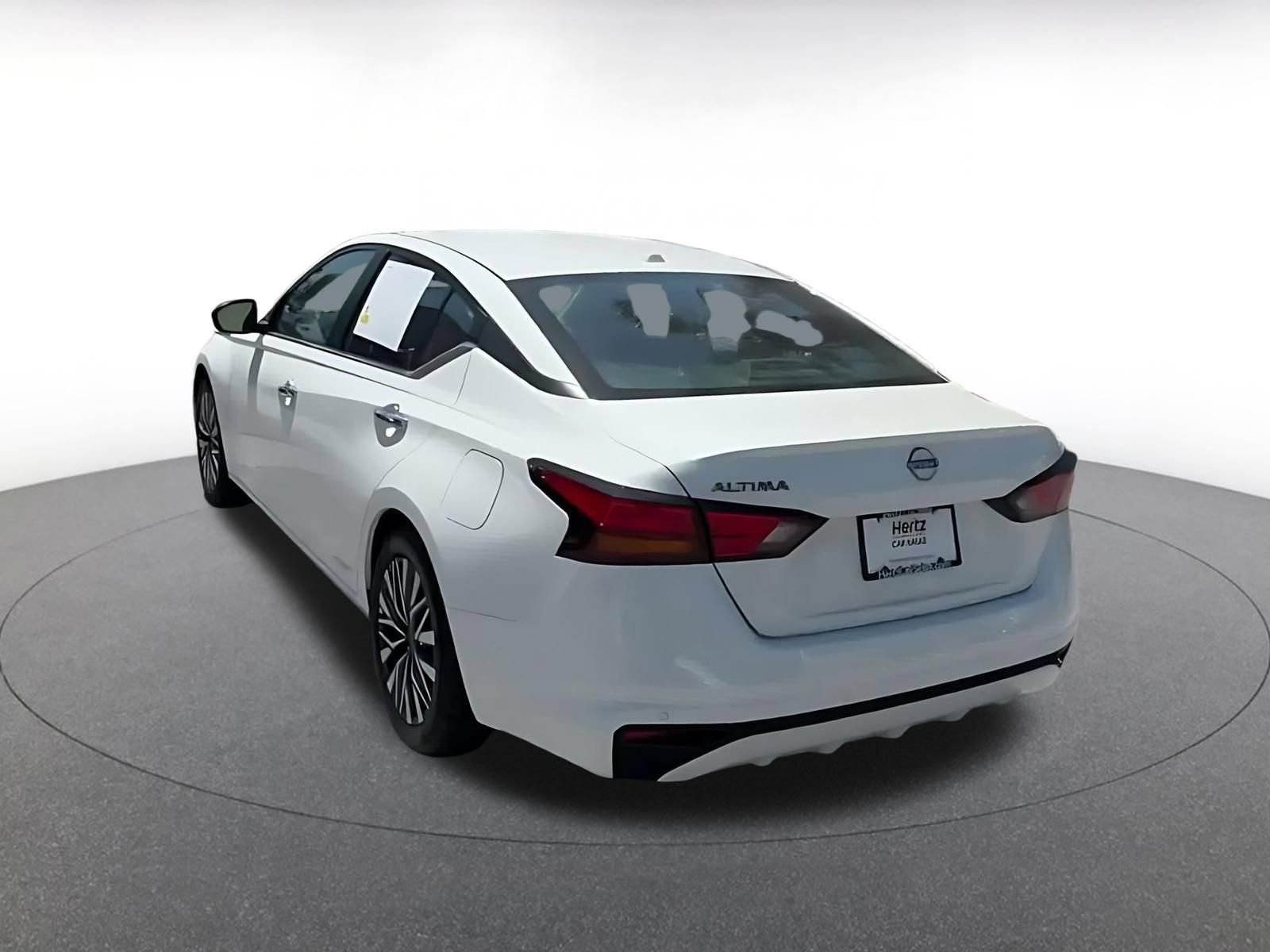 Used 2025 Nissan Altima 2.5 SV FWD image 14