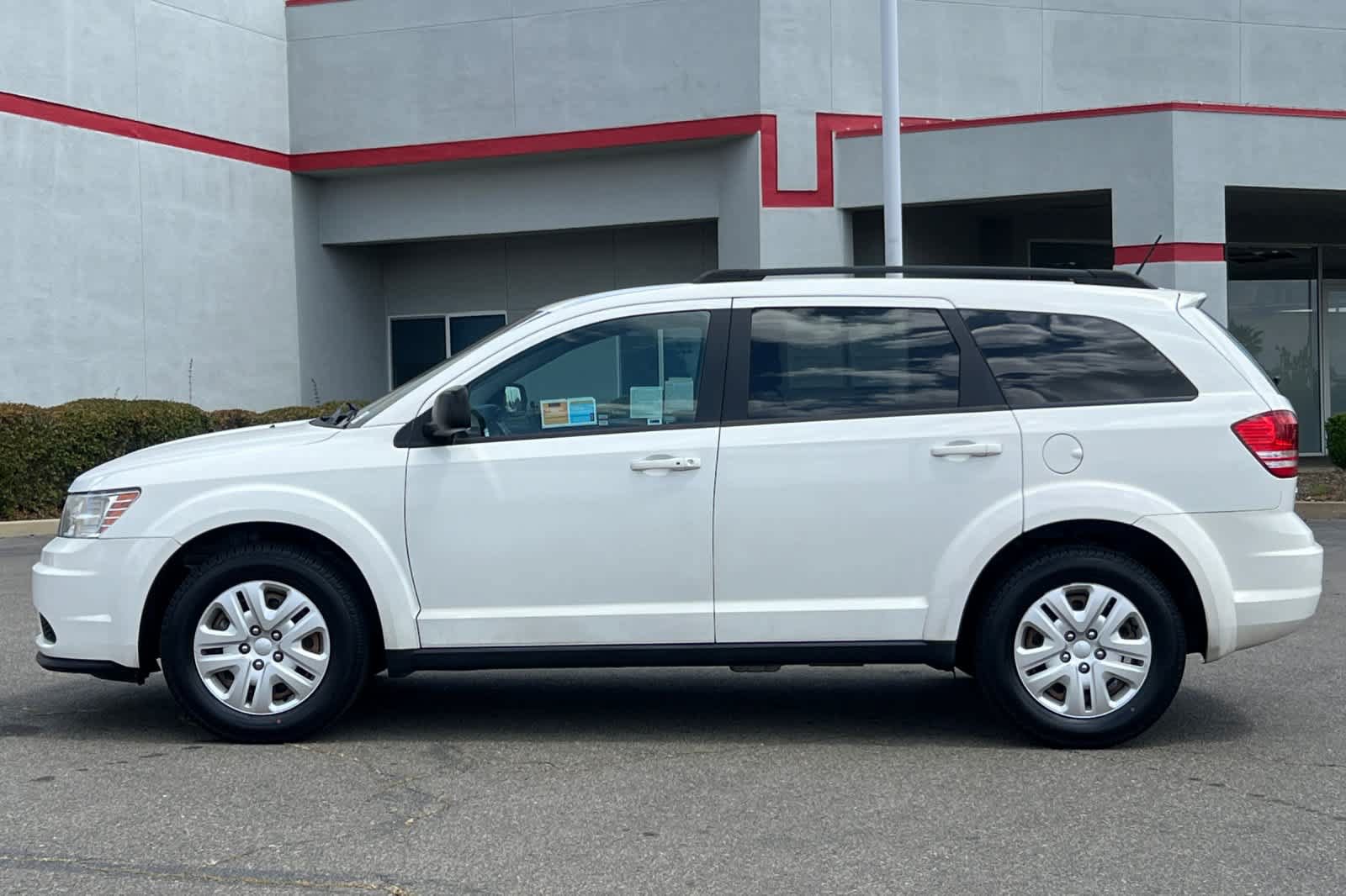 Used 2018 Dodge Journey SE w/ Connectivity Group FWD image 9