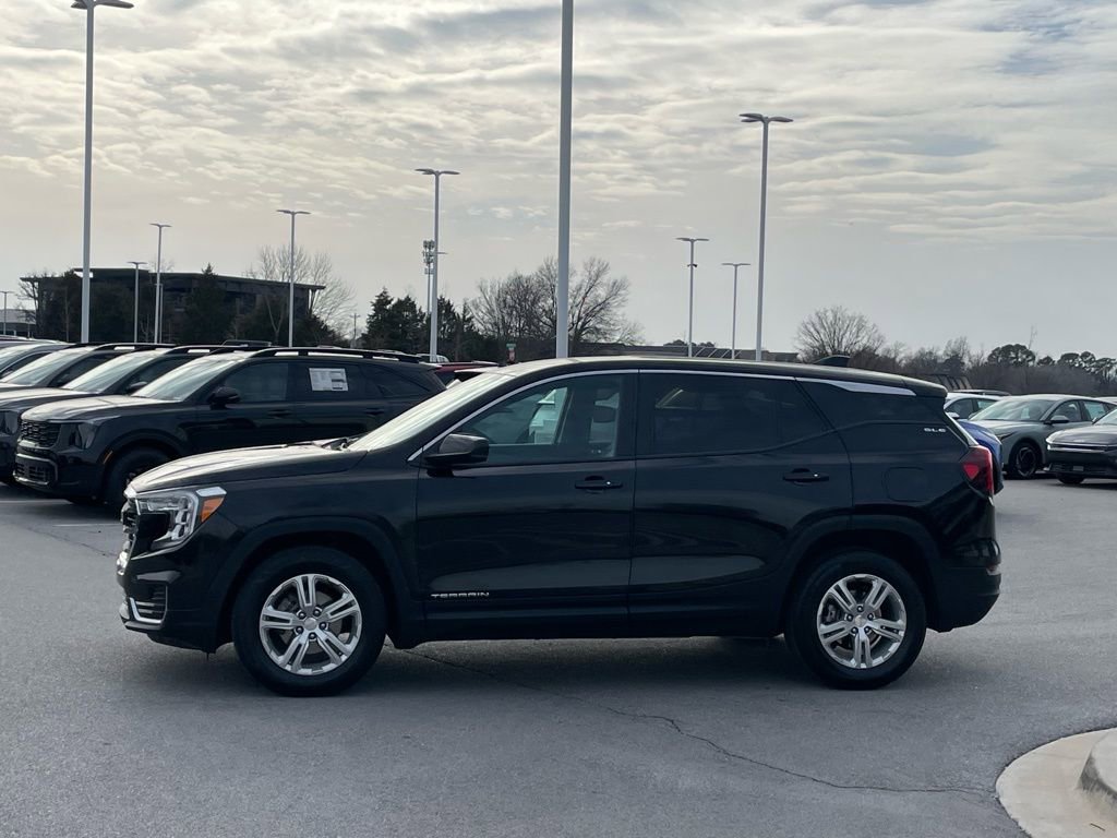 Used 2024 GMC Terrain SLE FWD image 4