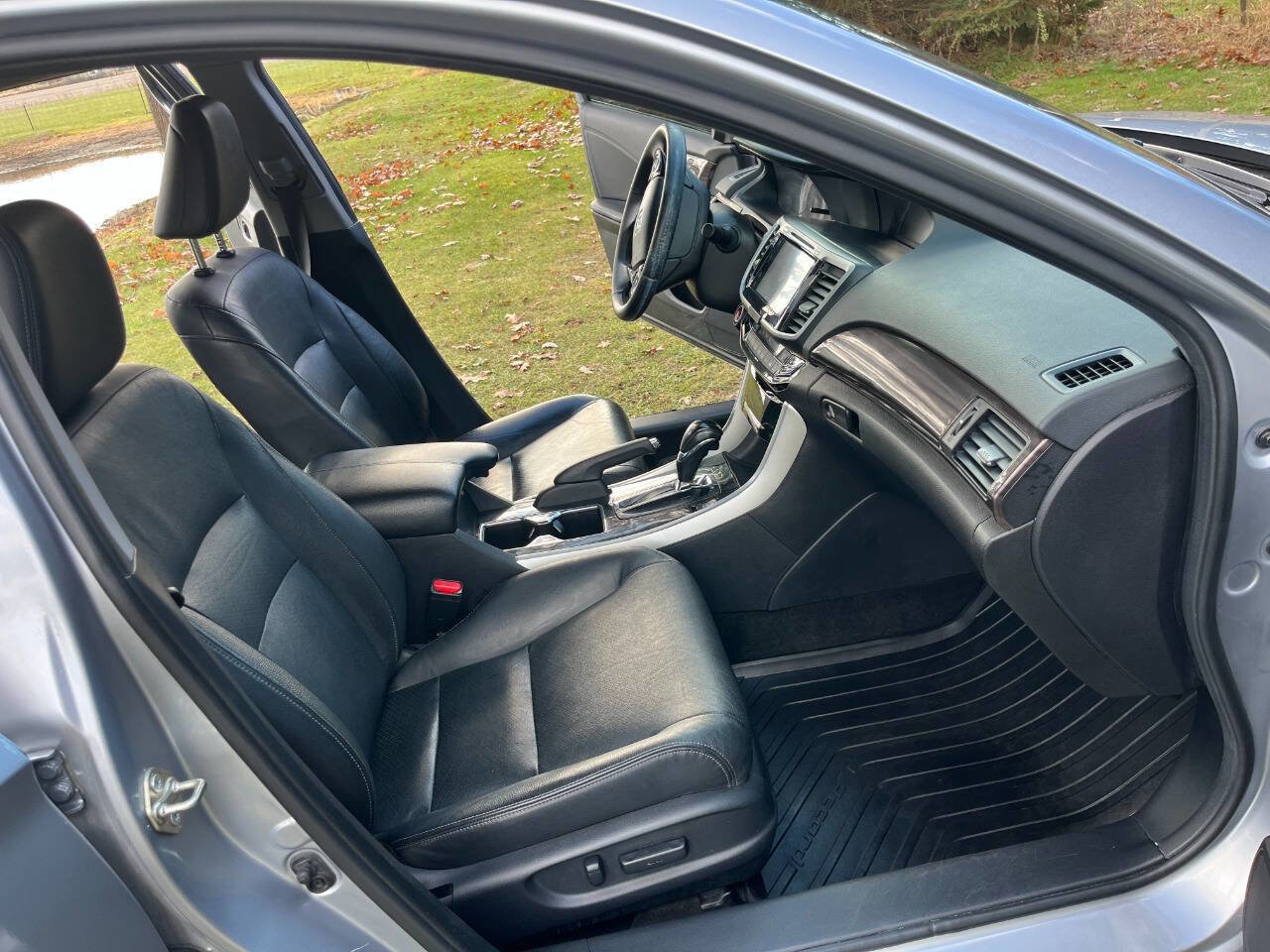 Used 2017 Honda Accord Touring image 4