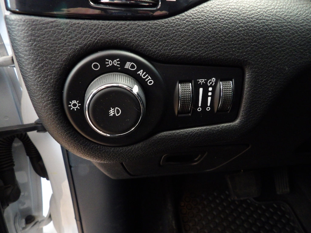 Used 2020 Jeep Cherokee Latitude Plus image 26