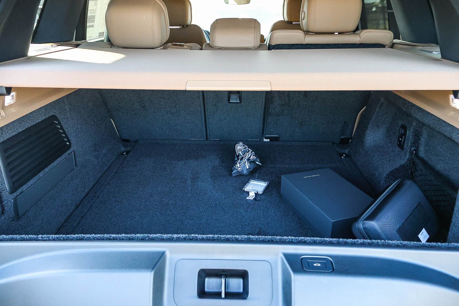 New 2026 Land Rover Range Rover SE image 27