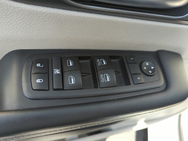 Used 2024 Chrysler Pacifica Limited FWD image 31
