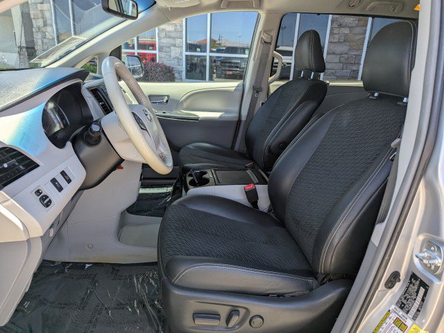 Used 2014 Toyota Sienna SE FWD image 12