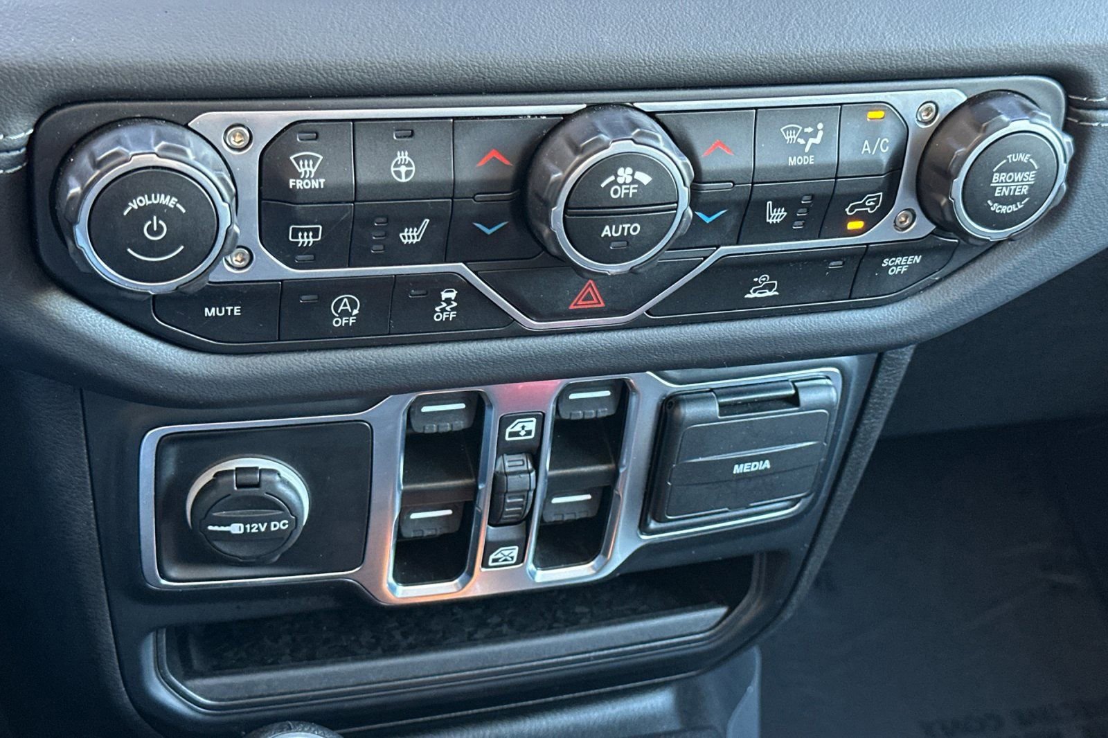 Used 2025 Jeep Wrangler Sahara image 20