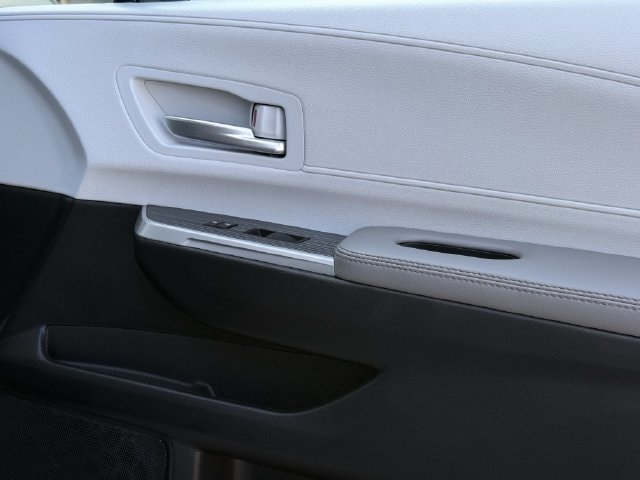 Used 2025 Toyota Sienna XLE FWD image 29
