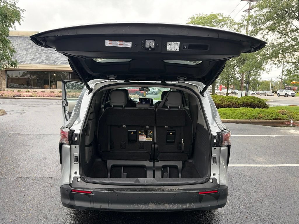 Used 2023 Toyota Sienna XLE FWD image 23
