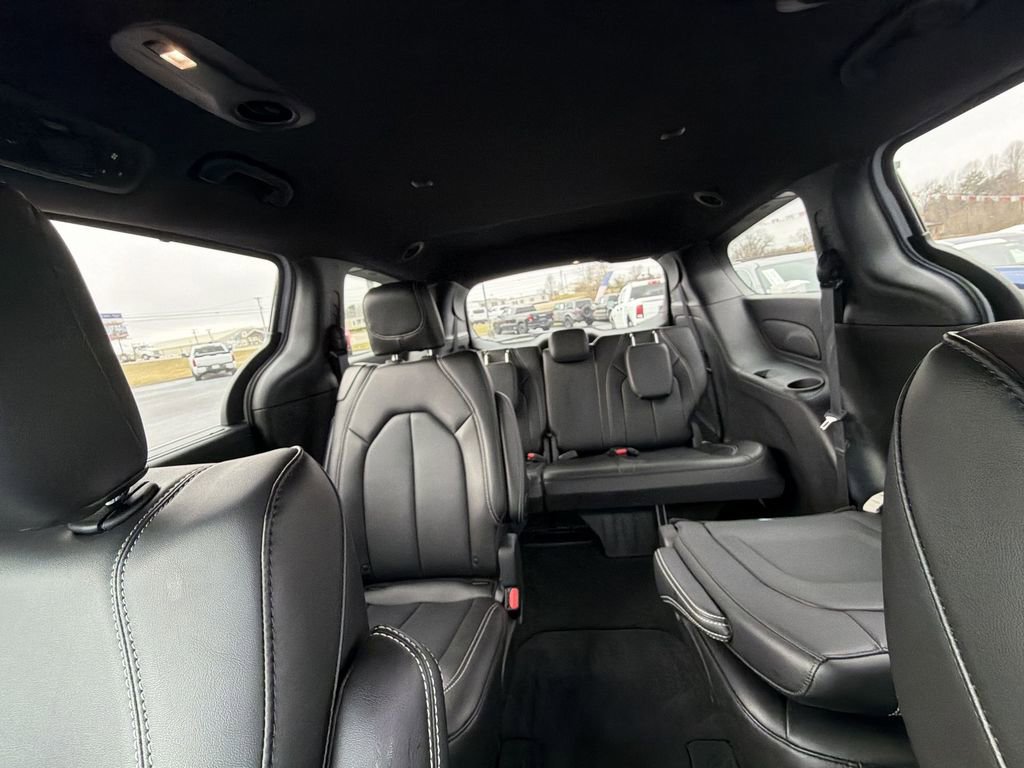 Used 2025 Chrysler Voyager LX FWD image 13