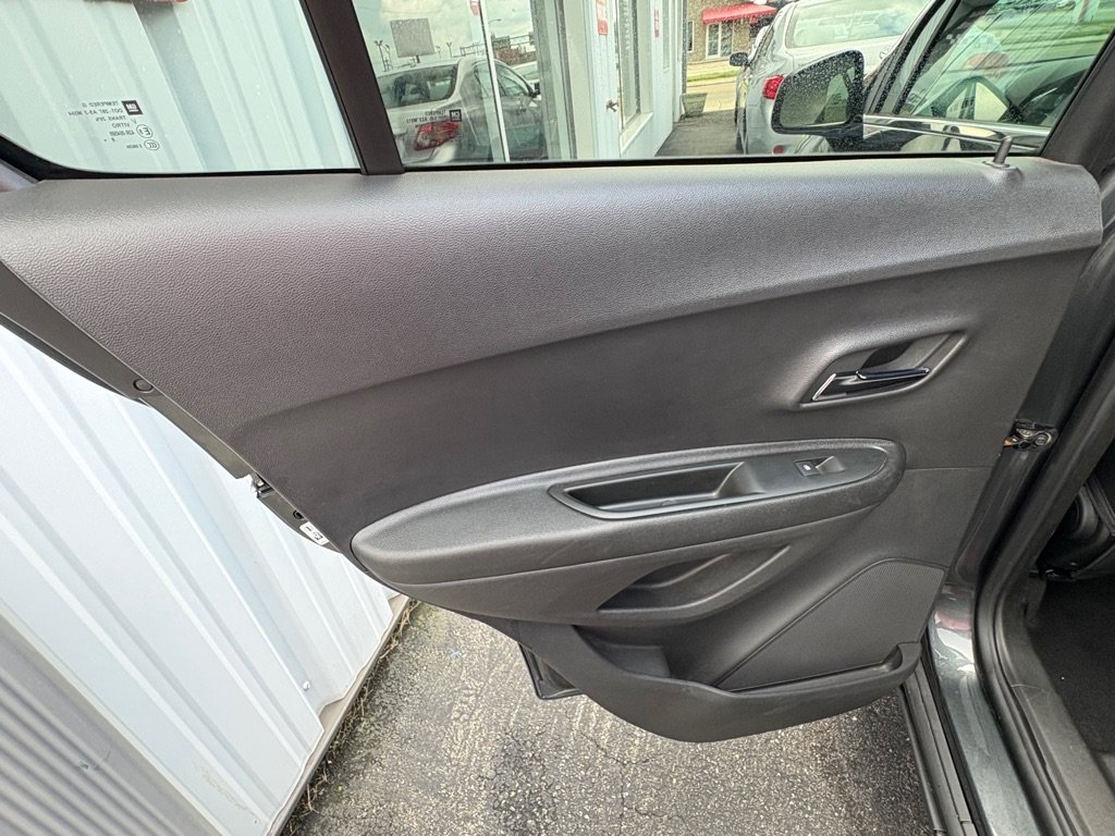 Used 2019 Chevrolet Trax LT w/ Sun & Sound Package FWD image 11