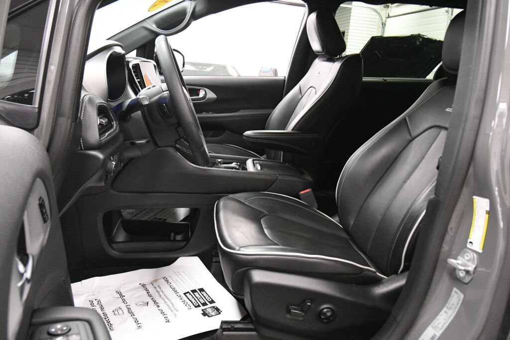 Used 2025 Chrysler Pacifica Limited FWD image 10
