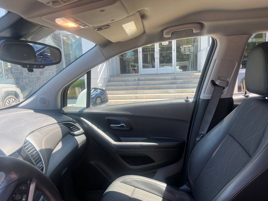 Used 2022 Chevrolet Trax LT w/ LT Convenience Package AWD/4WD image 11
