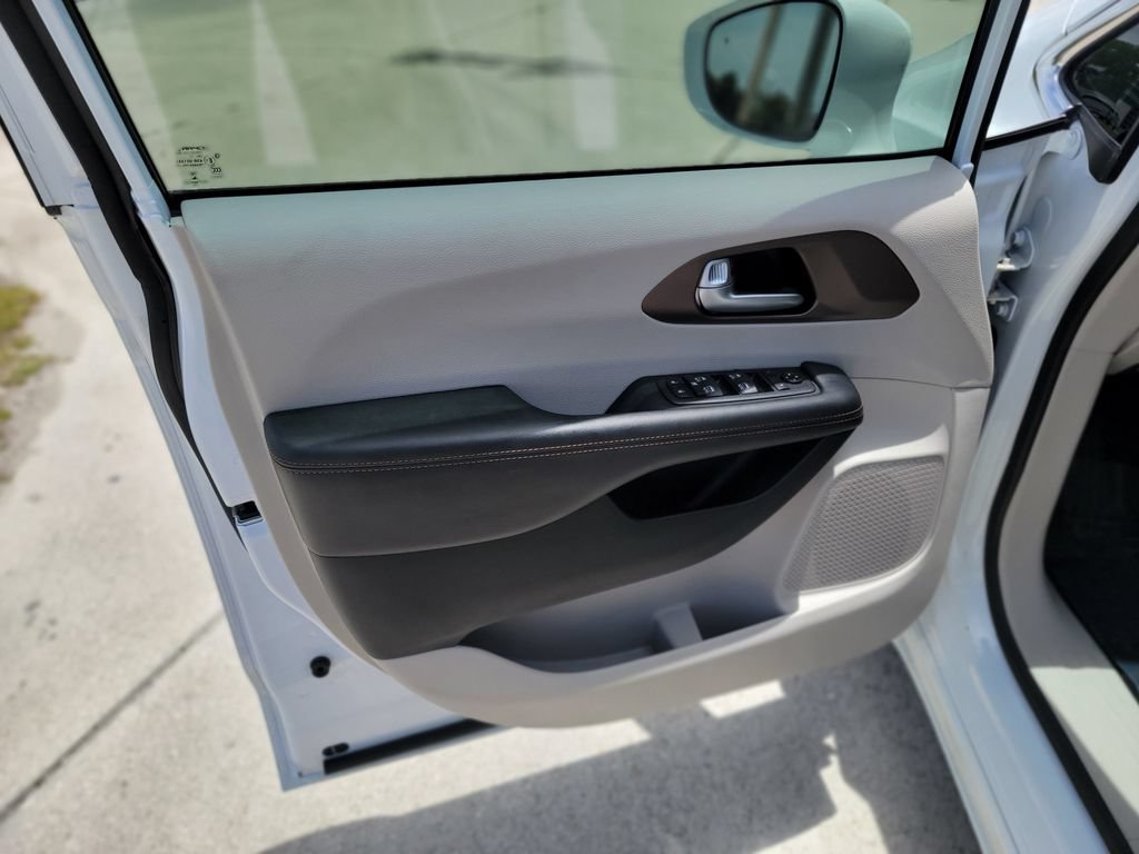 Used 2018 Chrysler Pacifica Touring-L Plus w/ Advanced Safetytec Group FWD image 10