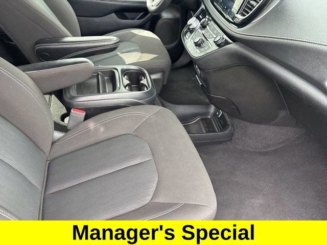 Used 2023 Chrysler Pacifica Touring FWD image 35