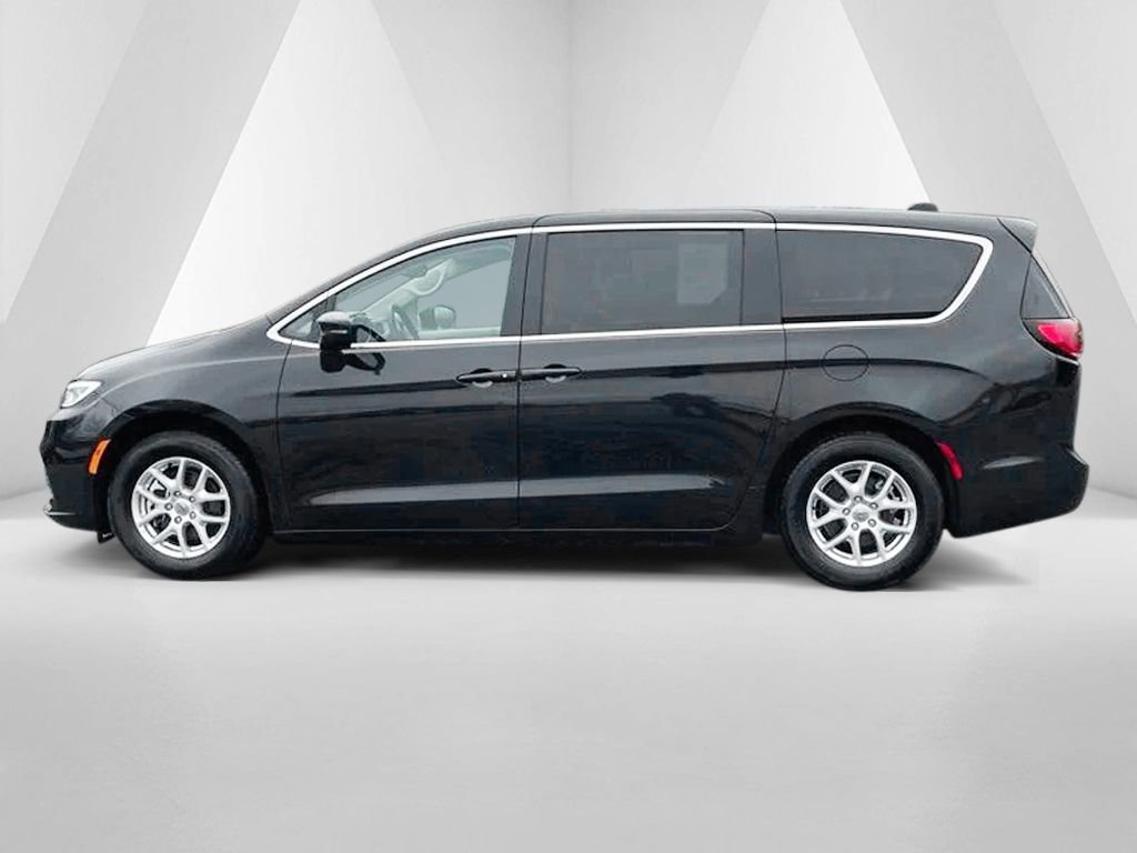 Used 2023 Chrysler Pacifica Touring-L image 4