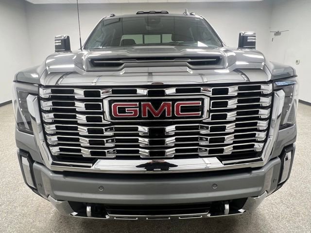Used 2025 GMC Sierra 3500 Denali w/ Denali Reserve Package AWD/4WD image 3