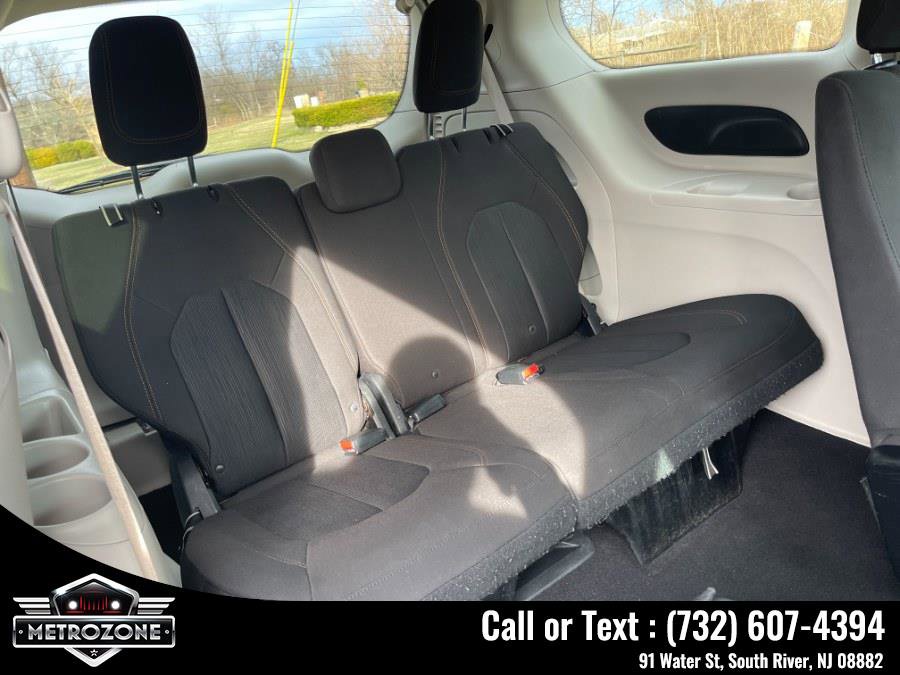 Used 2017 Chrysler Pacifica Touring image 18