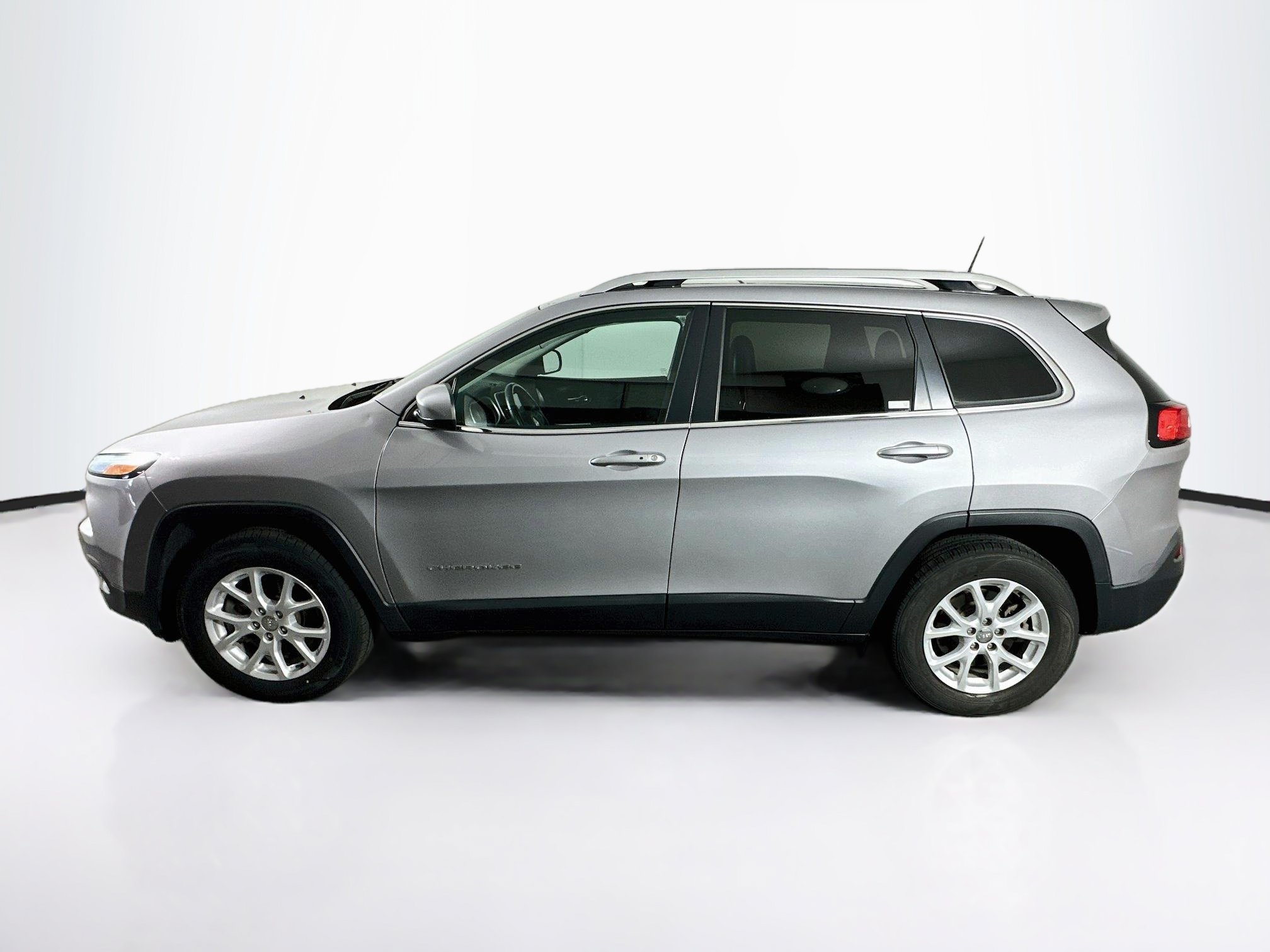 Used 2018 Jeep Cherokee Latitude Plus w/ Comfort/Convenience Group AWD/4WD image 4