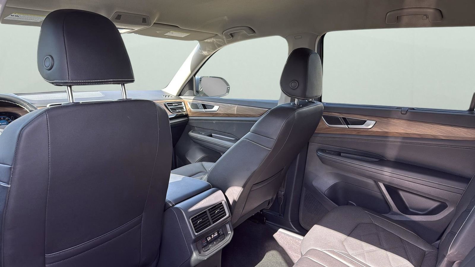 Used 2025 Volkswagen Atlas SE image 29