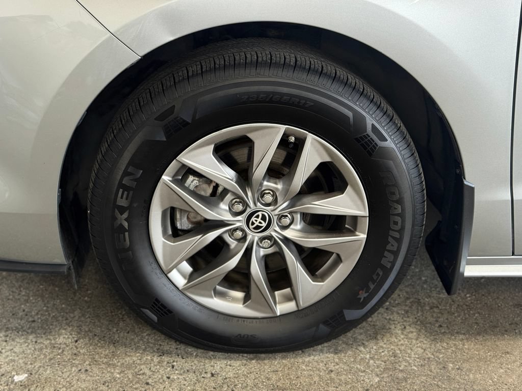 Used 2024 Toyota Sienna XLE FWD image 27