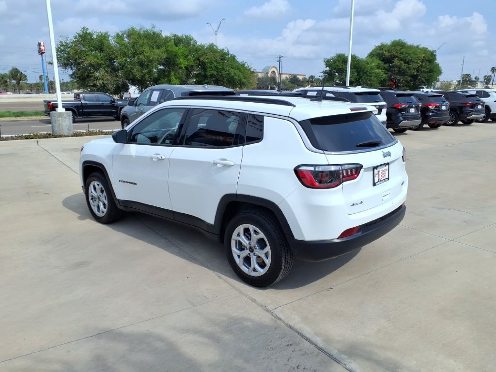 Used 2025 Jeep Compass Latitude AWD/4WD image 3