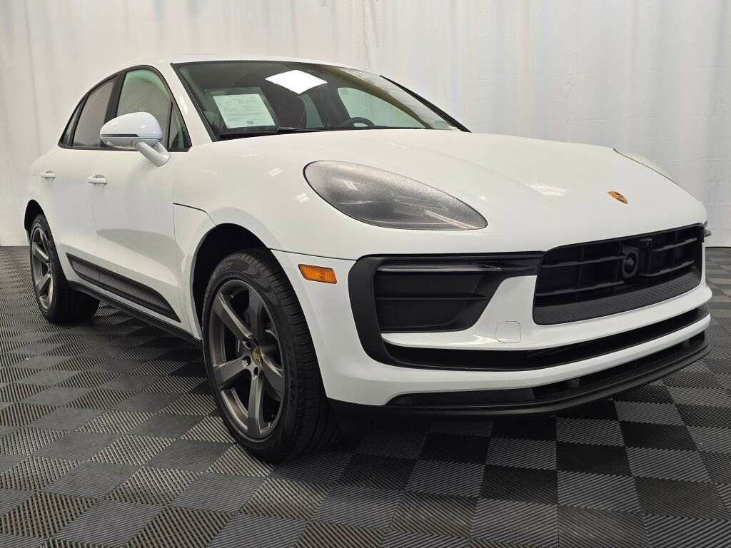 Certified 2025 Porsche Macan image 9