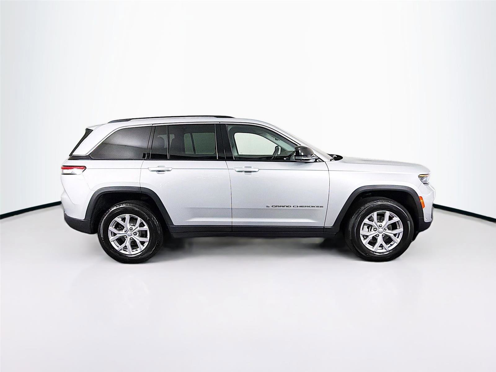 Used 2022 Jeep Grand Cherokee Limited w/ Luxury Tech Group II AWD/4WD image 8