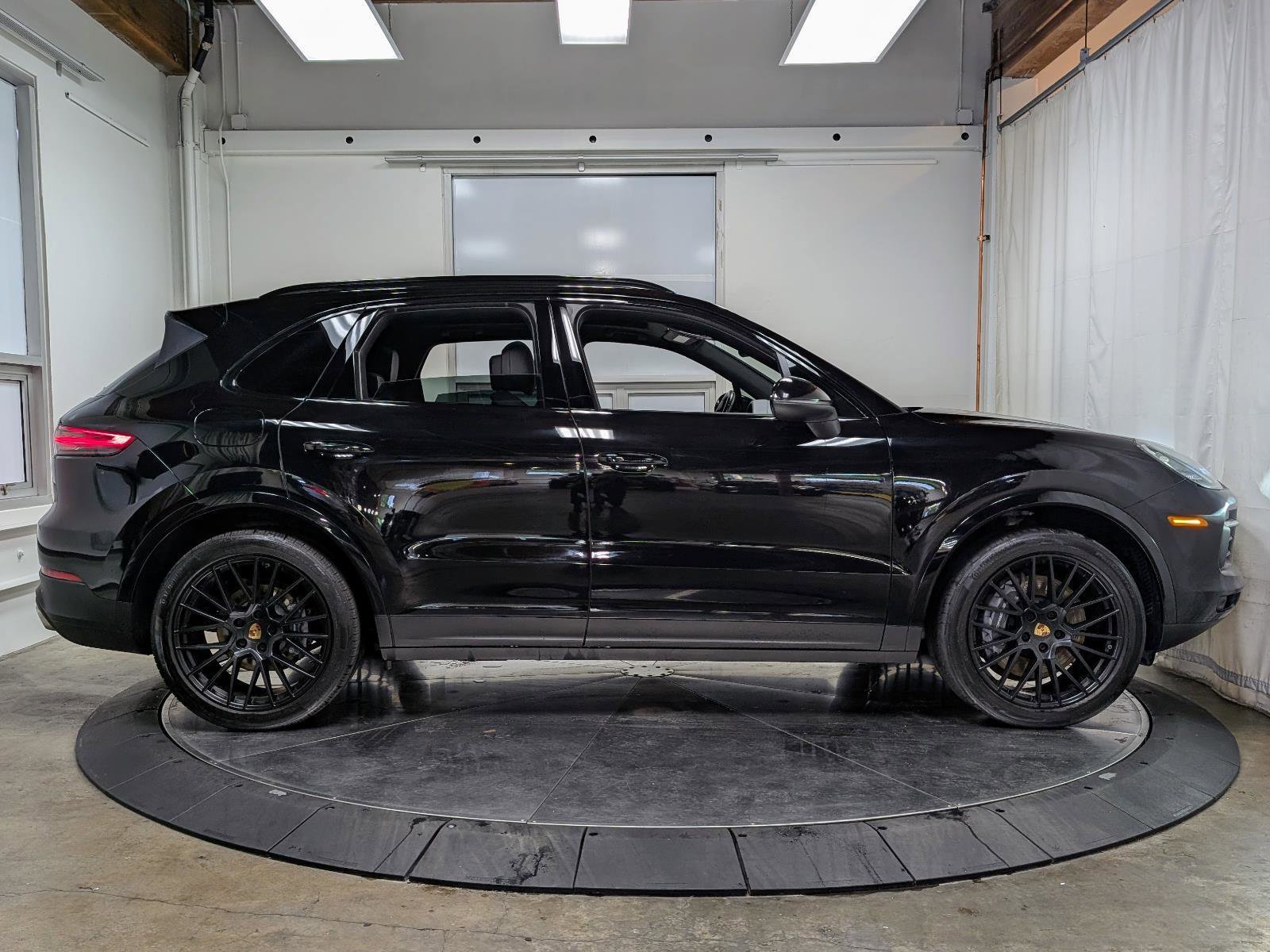 Used 2022 Porsche Cayenne Platinum Edition w/ Premium Package image 10